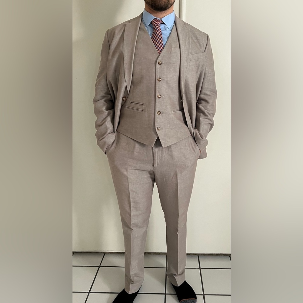 Perry Ellis tan 3 piece linen suit. Slim fit.